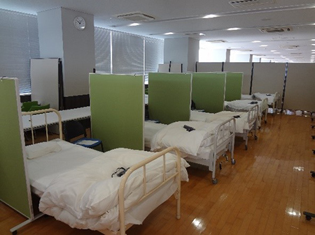 接種会場に設けられた体調不良者用ベッド