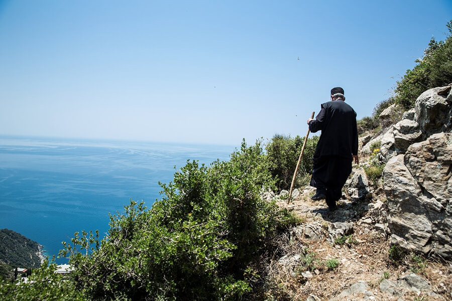 ギリシャ正教の聖地・アトス山の道を行く裕一氏の姿