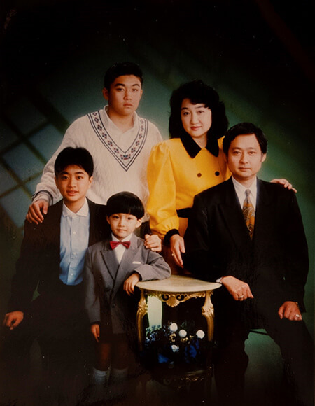 両親と兄弟との家族写真。