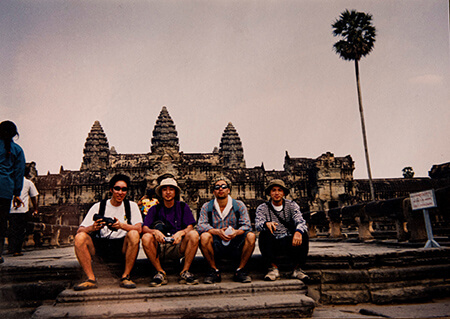 学生時代のカンボジアの卒業旅行の写真（左から2人目）。