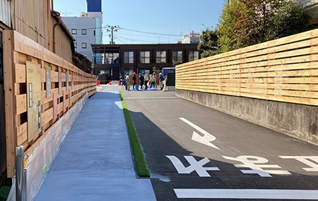 遮熱塗料のロハスの道（写真左側）と木塀。街並みを美しく見せる仕掛けだ