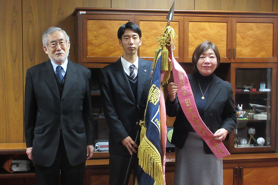 左から、酒井健夫学長、日大藤沢高のサッカー部佐藤春斗さん、林真理子理事長