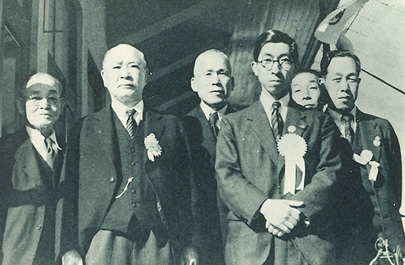 昭和24年10月、国体競技視察中の高松宮殿下（前列右）と加納千葉市長（同左）（『加納金助先生を偲ぶ』より）