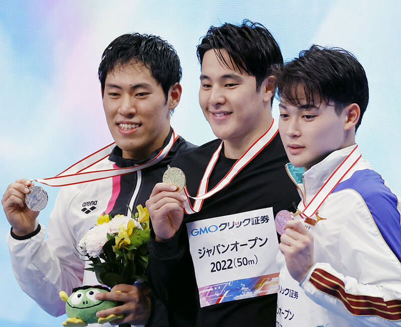 競泳ジャパンＯＰ第１日 男子４００ｍ個人メドレーの表彰式でメダルを手に笑顔の（左から）２位の本多灯選手、優勝した瀬戸大也選手、３位の小方颯選手（共同通信）
