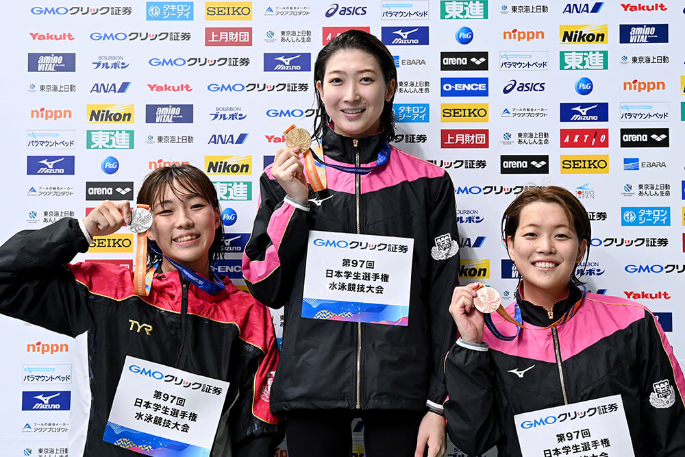 表彰台を独占して女子チームは初日に計53点を獲得。 左から山本選手、池江選手、持田選手。