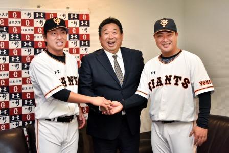 左から長野選手、小山教授、村田選手