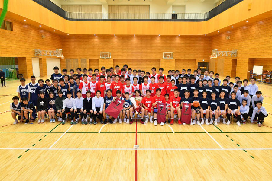 篠山選手と学生の皆さんで記念撮影