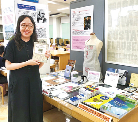 毎年恒例の「日本・E U フレンドシップウィーク」期間中、学内の図書館に設けられたフランス文学の展示コーナーの前で
