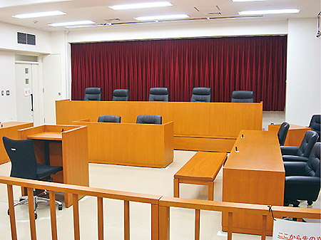 模擬裁判などの授業を行う2号館 「模擬法廷教室」