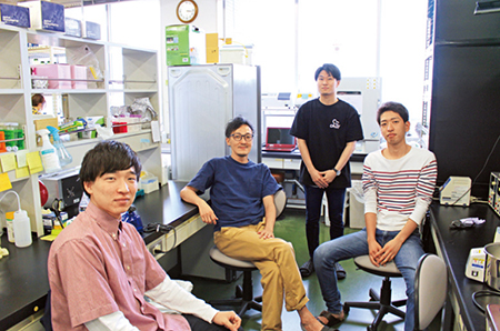 実験室で撮影、成澤准教授と大学院生