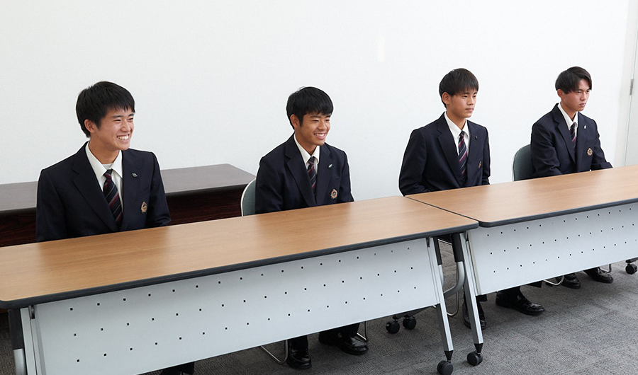 左から山口哲平主将（3年）、下青木翼（3年）、中川司（3年）、和田俊星（2年）。 山口主将は「全国制覇」を掲げチームをけん引する。
