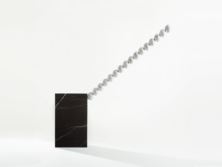 「axle御茶ノ水」のエントランスにある卵をモチーフにした松井氏の作品『oeuf 45°』