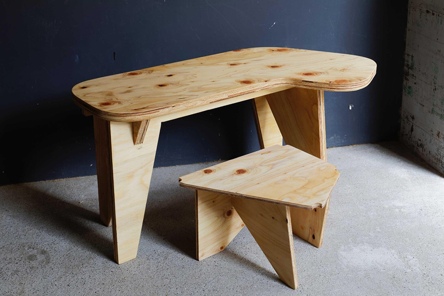 机と椅子。並びを変えればさまざまな形に変化する　撮影：黒部駿人