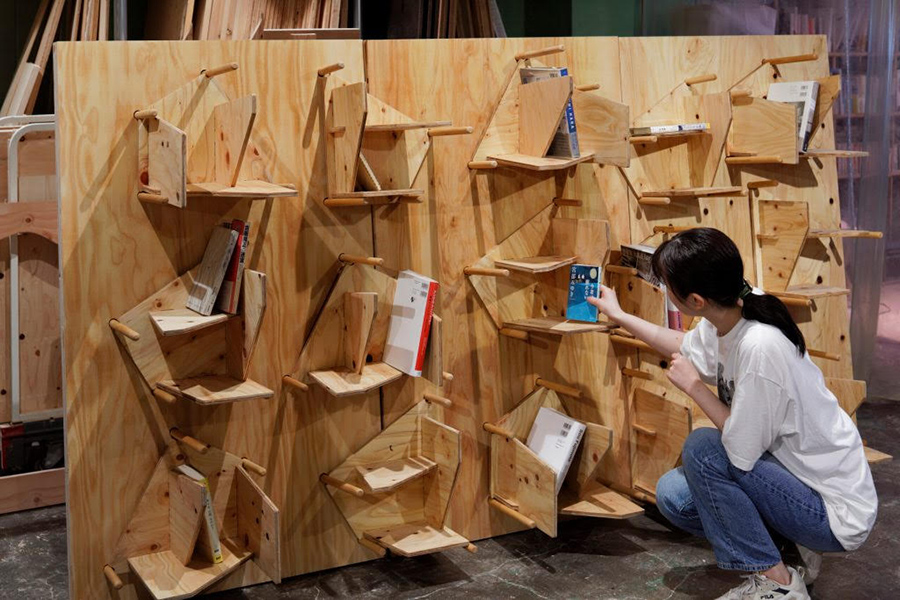 椅子が棚になり、本などを置くことができる　撮影：黒部駿人
