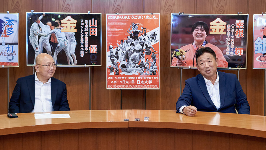 スポーツ科学部長の小山裕三教授（写真右）と、スポーツ科学部次長の上野広治教授（写真左）