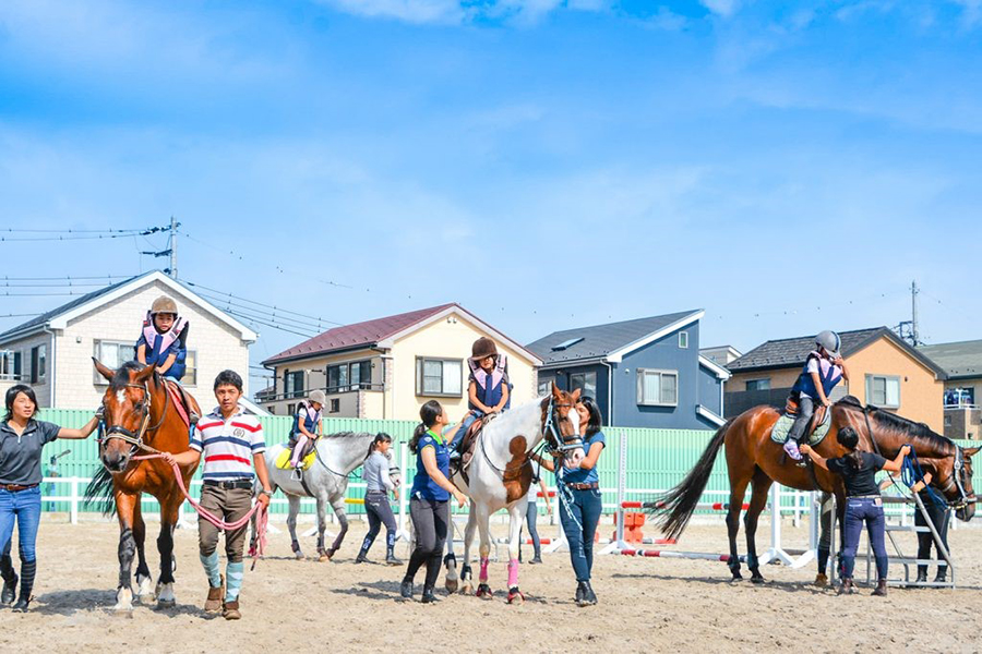 2019年に開催した子供体験乗馬の様子（馬術部提供）