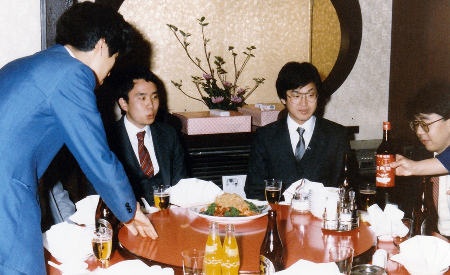 日大新聞社時代の海野さん（右から2人目）