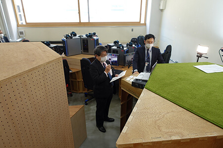 澤野学部長（左）と髙橋亜佑美専任講師（右）