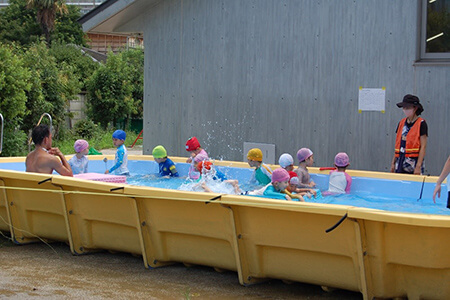 プールで遊ぶ3歳児クラスの園児