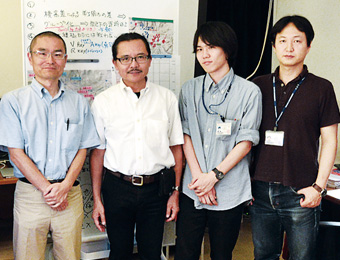 関ヶ原の戦いを再現した戦国FUSE の開発メンバー(古市先生：左から2番目)と歴史家の小和田先生(1番左)