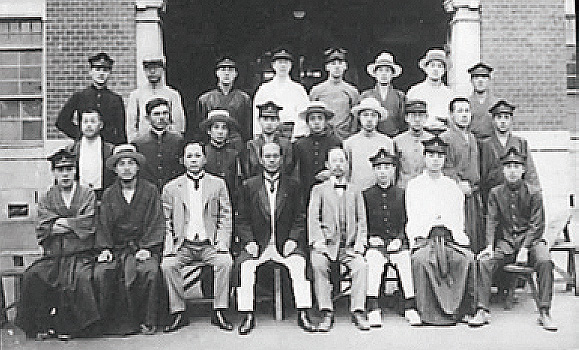 日大に進んだ日本大学中学校出身者とともに（大正11年6月）。前列左から4 人目が荒川、その左隣が幹事の加納金助（後理事長）