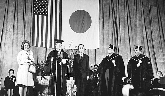 ロバート・ケネディ米国司法長官への名誉学位贈呈式（昭和37年）