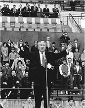 日本大学体育祭で挨拶する古田会頭（昭和30年代）
