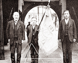 昭和6年、第三普通部総務に命じられた頃の鎌田(中央)、平江正夫校 長(左)、富岡伊三郎副校長(右)『鎌田彦一先生をしのぶ』より