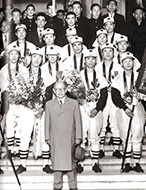 昭和37年、春の選抜大会準優勝の記念写真、中央が鎌田『三黌七十年の歩み』より