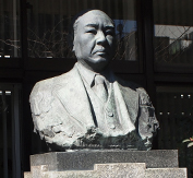 日本大学第一高等学校・中学校前に建つ「加納金助先生像」