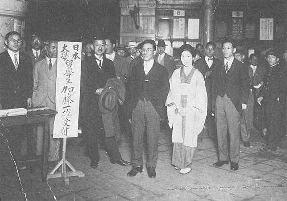 昭和3年　英国留学出発の日、東京駅構内での加藤夫妻『私学教育の半世紀』より