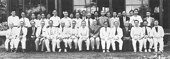 昭和26年　日本私立大学連盟発会式（前列右から2人目が加藤）『日本私立大学連盟二十年史』から
