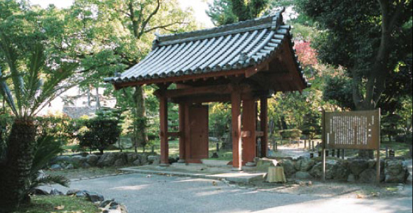 漢学や国史を学んだ津藩の藩校有造館の入徳門（正門）
