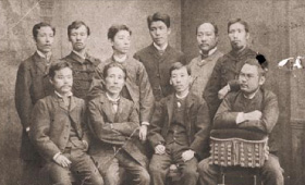 ドイツ留学途上の写真（宮崎家所蔵）。明治17年10月、後列左端が宮崎、2人目が森鴎外