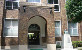 昭和4年に竣工した東邦大学医学部本館と額田宇多女史像