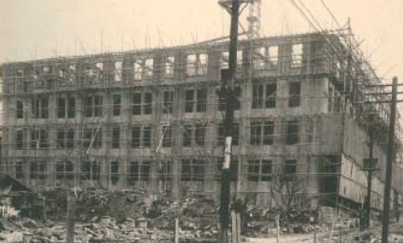 震災後に再建中の駿河台校舎