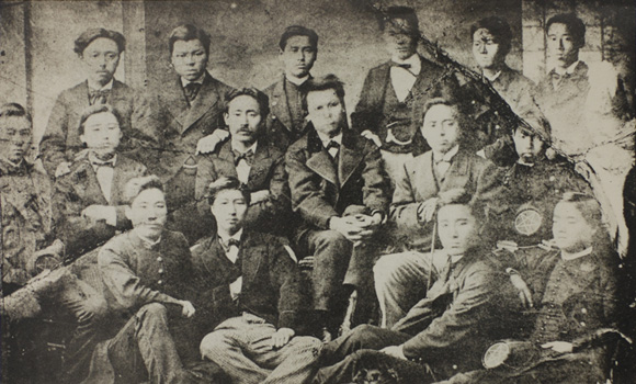 フランスで陸軍留学生と（中列左から2人目、小国磐。同5人目、山田顕義。同列左端、小坂千尋）