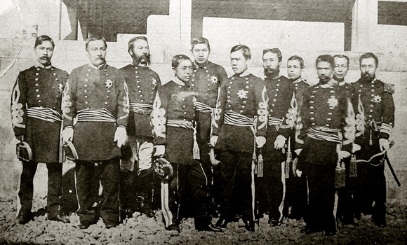 西南戦争時の官軍司令長官等集合写真（左から4人目が山田顕義 別働旅団司令長官）