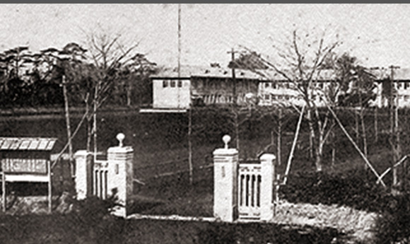 創立当時の第二中学校、正門は現在の南門、銀杏の木はまだ小さい 『山野井亀五郎先生』より