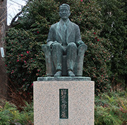 山野井亀五郎先生の像