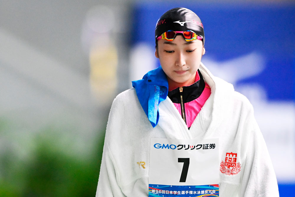 決勝進出者のみに着用が許される白いガウンに身を包んでレースに臨む池江選手。