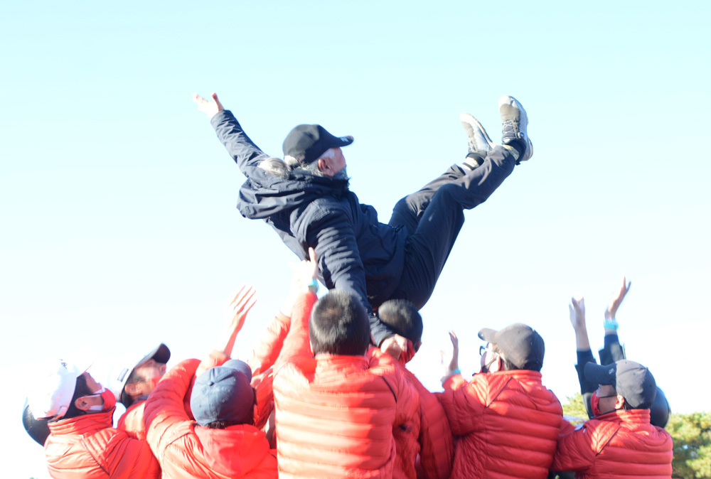 表彰式後、諸岡慶監督は部員たちに胴上げされ、連覇の数と同じ10回宙に舞った。