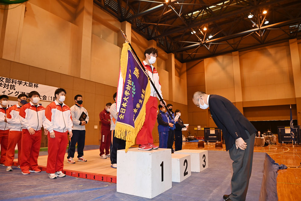 表彰式で優勝旗を受け取る山根選手。