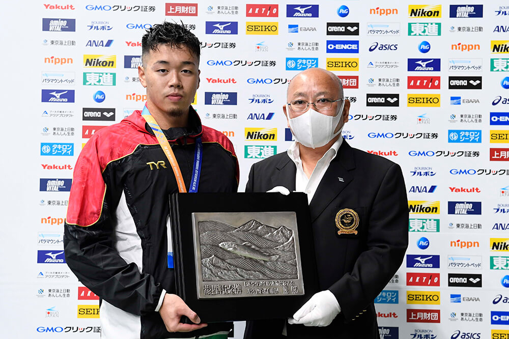 400m自由形の優勝者に贈られる根上杯を、日本水泳連盟副会長でもある上野監督から授与された。