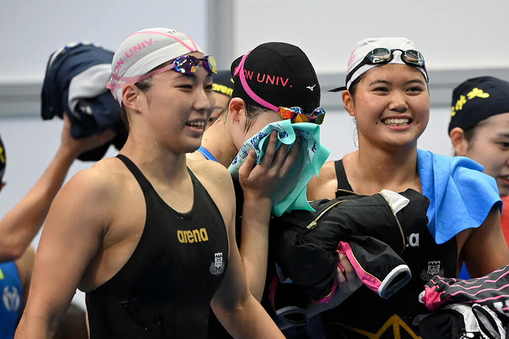女子4×100mメドレーリレーは、池江選手が専門外の平泳ぎで挑むも予選敗退。顔を覆い涙する池江選手（中央）を山本選手（左）と長谷川選手（右）の2人の4年生が慰めていた。