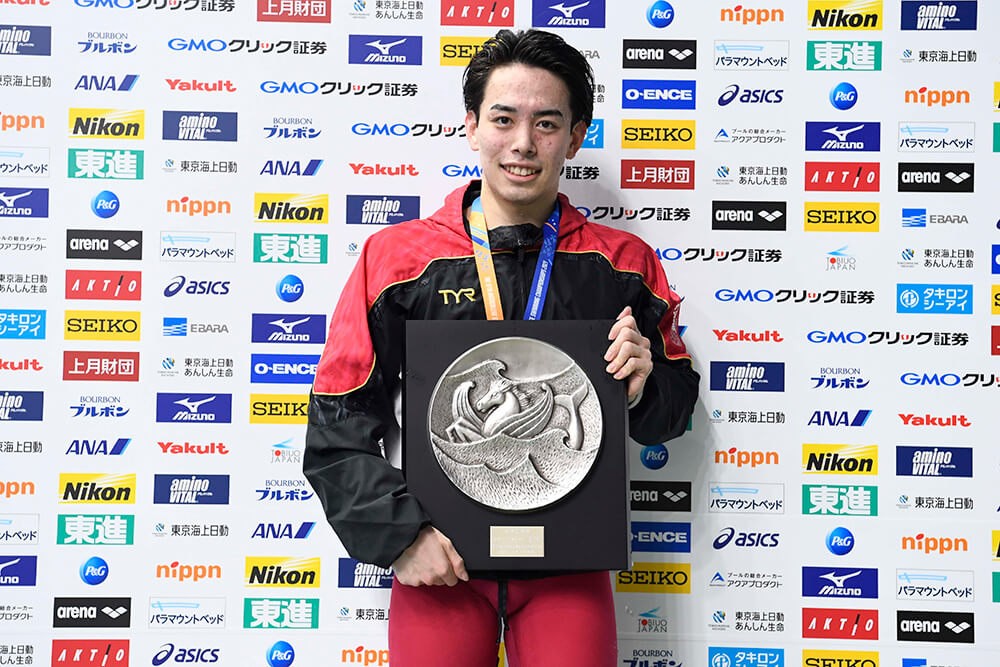 1500m優勝者に贈られる牧野杯を授与された尾崎選手。「勝ったことは素直にうれしいが、15分切りが目標だったので、もっと練習の積み重ねが必要だと思う」