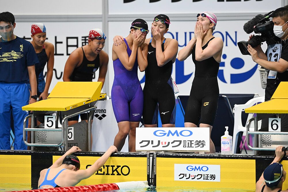 大会新での優勝に顔を覆った3選手。池江選手も水の中で感極まったようにうつむいた。