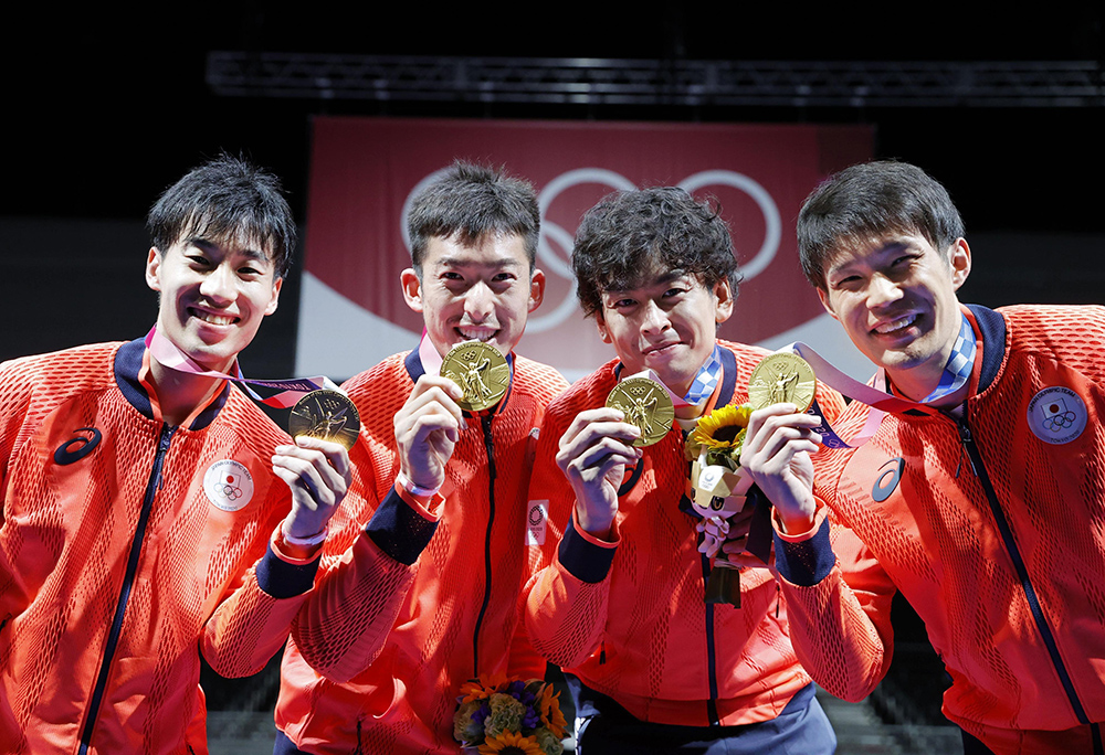 金メダルを手に笑顔の山田選手（右端）ほか男子エペ団体メンバー。