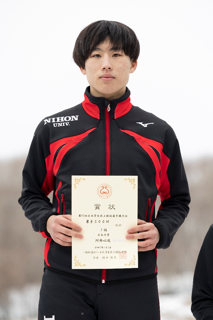 インカレ・500mを制し、表彰台に立つ阿部選手。