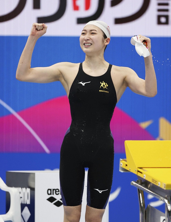 競泳の日本選手権女子１００㍍バタフライで優勝し、喜ぶ池江璃花子選手。４００㍍メドレーリレーの選考基準を満たし東京五輪代表に決まった（共同通信）